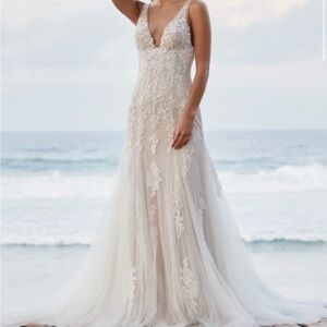 Elegant White Lace Wedding Dress